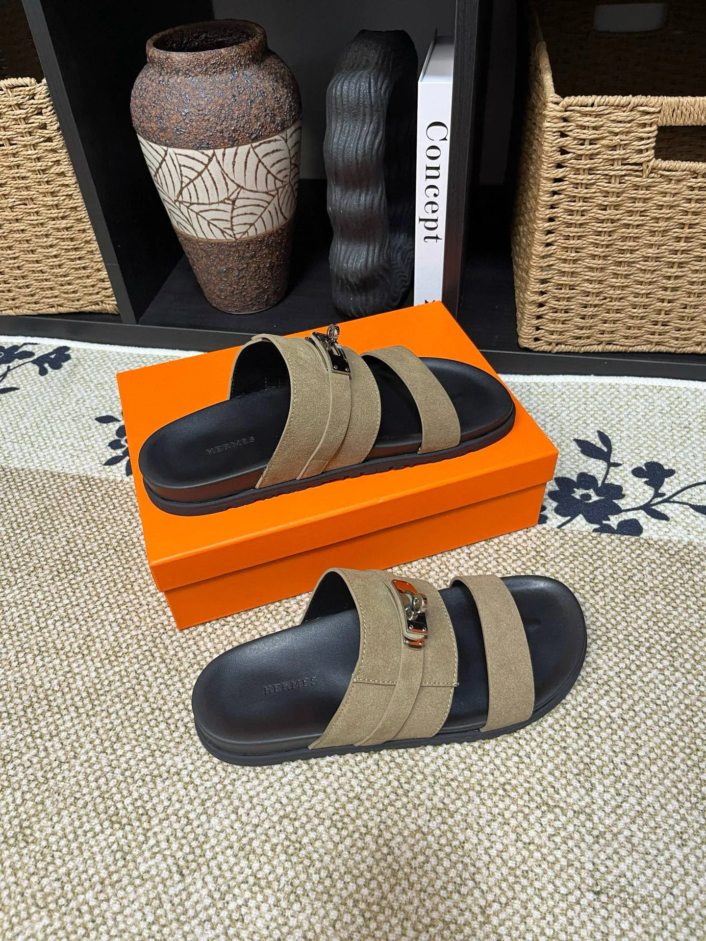 P300 Long-term stock Hermes men’s Kazimir slippers for couples - top quality woven calfskin functional sandals with intertwined uppers inspired by the “H” iconic pattern to create a casual look, perfect for summer. Imported cowhide + cowhide lining + TUP outsole Size: 35-46